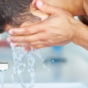 Lavage du visage pour les peaux sujettes à l’acné : Ce que vous devez garder à l’esprit